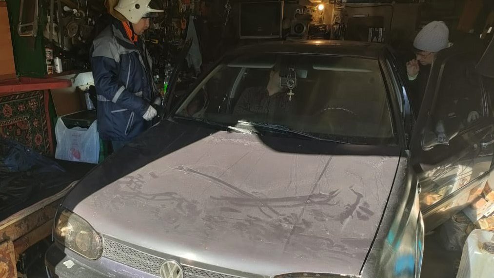 На Кубани мужчина завел авто в закрытом гараже и отравился