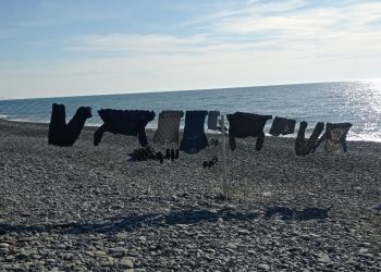 В Сочи прошли массовые Крещенские купания на нудистском пляже