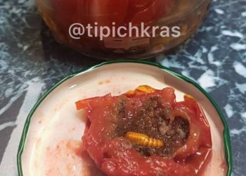 Краснодарца едва не съел гигантский червь, обнаруженный им в банке с помидорами