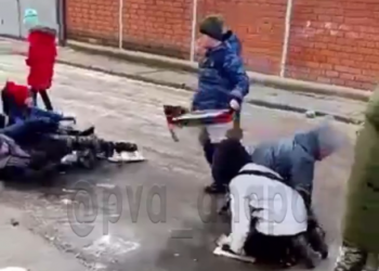 Обделенные дети Анапы устроили ледовый каток на замерзшей луже