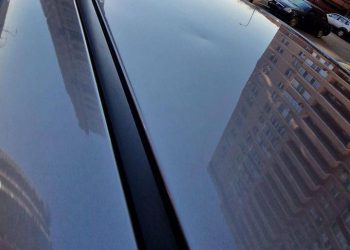 В Краснодаре на автомобили банковских служащих пролился дождь из фруктов и яиц