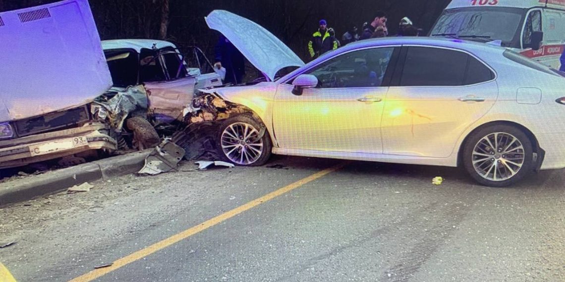 В ДТП с двумя легковушками на Кубани пострадали двое взрослых и двое детей