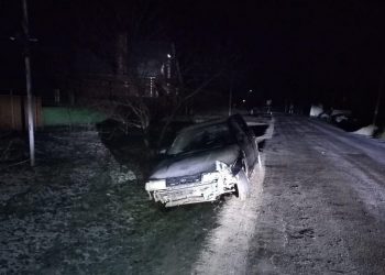 На Кубани 17-летний подросток на «Ладе» врезался в забор и сам же пострадал