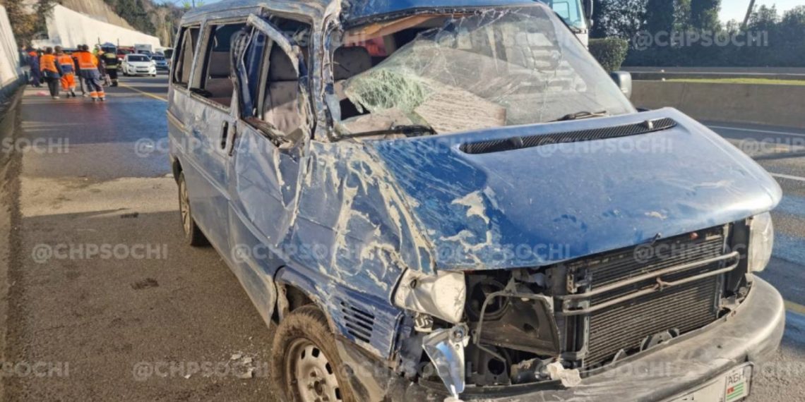 В Сочи Volkswagen врезался в облицовку: пострадал пассажир