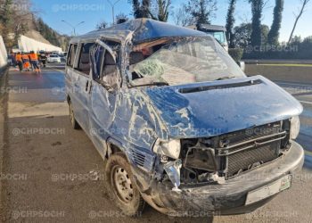 В Сочи Volkswagen врезался в облицовку: пострадал пассажир