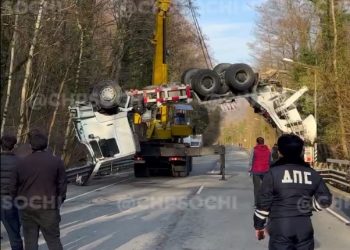 В Сочи вытащили из кювета бетономешалку, водитель которой погиб