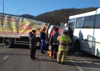 В Новороссийске грузовик врезался в автобус: водитель в больнице