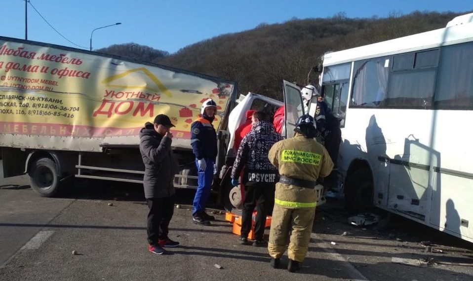 В Новороссийске грузовик врезался в автобус: водитель в больнице