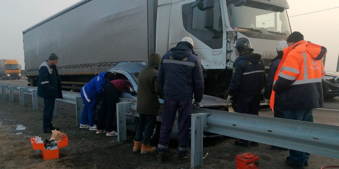 На Кубани спасатели вытаскивали водителя легковушки, попавшего в ДТП с грузовиком