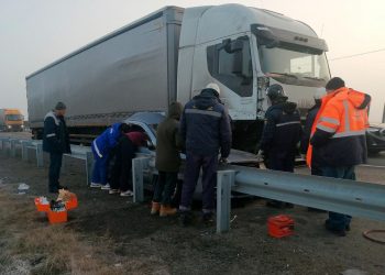 На Кубани спасатели вытаскивали водителя легковушки, попавшего в ДТП с грузовиком