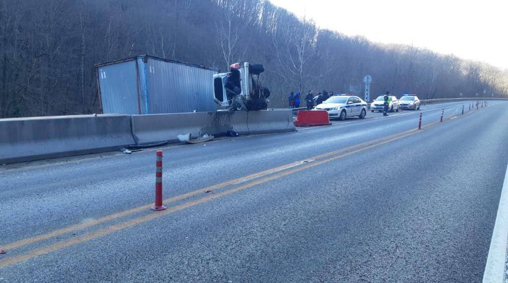 На Кубани легковушка врезалась в ограждение: погибли два человека