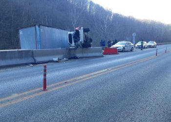 На Кубани легковушка врезалась в ограждение: погибли два человека