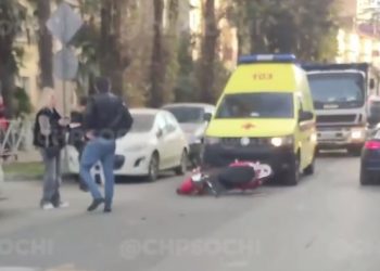 В Сочи Mercedes сбил скутер: водитель в больнице