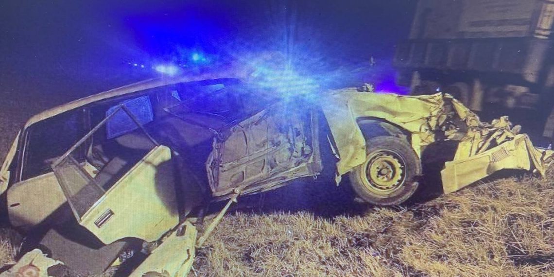На Кубани ВАЗ врезался в грузовик: погибли два человека