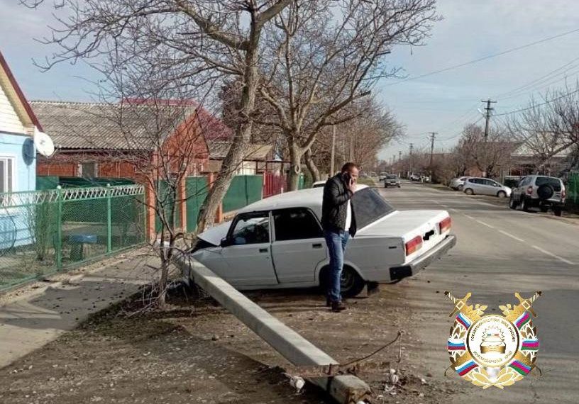 На Кубани пьяный водитель снес столб и сам же пострадал