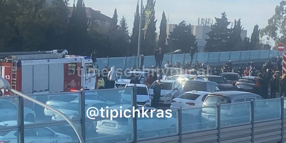 На федеральной трассе в Сочи столкнулись девять машин