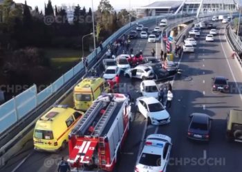 Из-за массового ДТП в Сочи перекрыли федеральную трассу