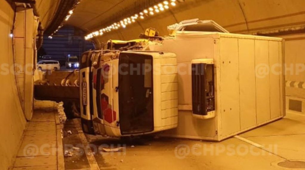 Из-за массовой аварии в Сочи оказался перекрытым тоннель