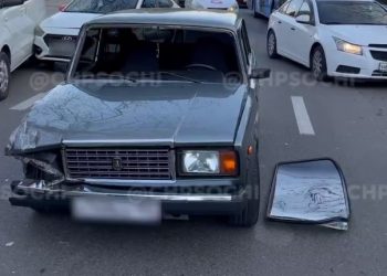 В Сочи столкнулись три авто: пострадал водитель