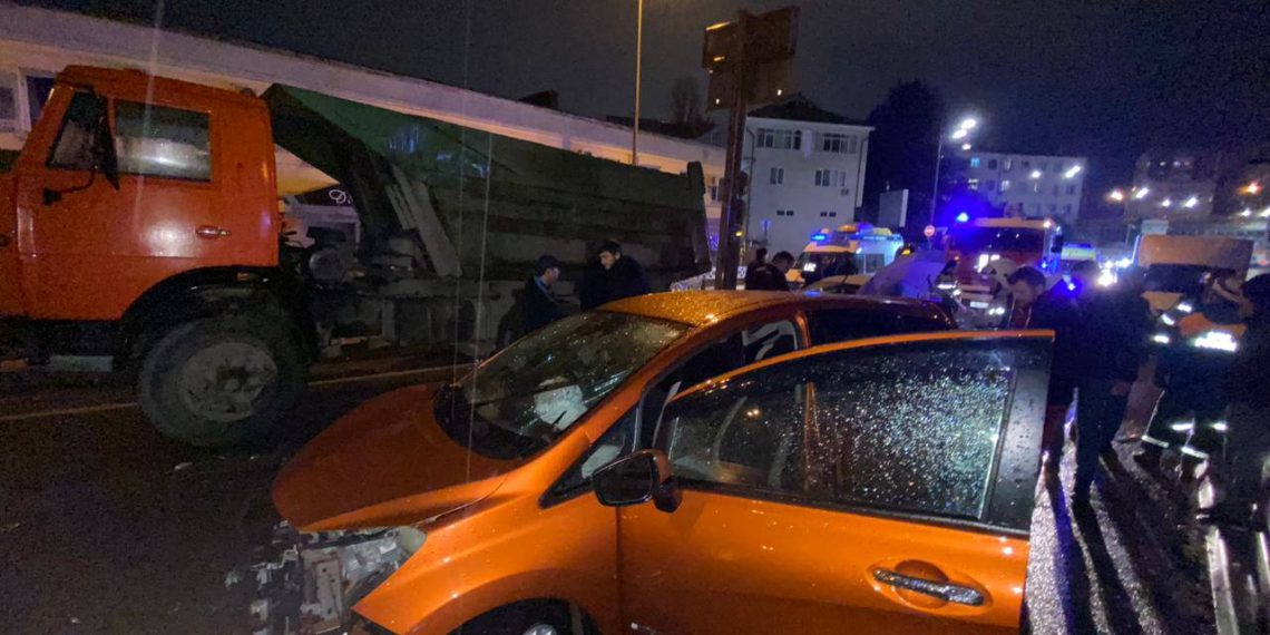 В ДТП с КамАЗом и двумя легковушками в Сочи пострадала 13-летняя девочка