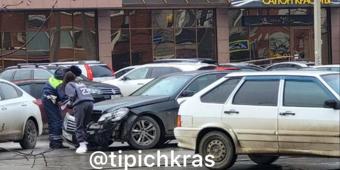 В Краснодаре две женщины устроили ДТП, остановившее трамваи