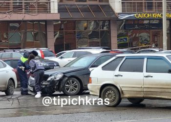 В Краснодаре две женщины устроили ДТП, остановившее трамваи