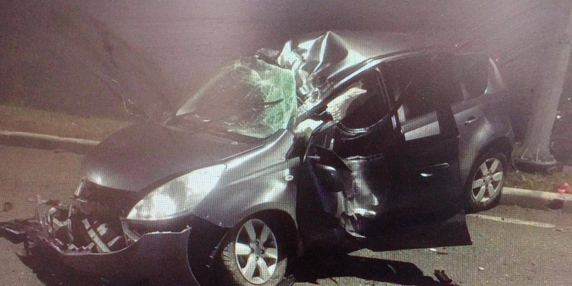 На Кубани Nissan врезался в столб: пострадали два человека