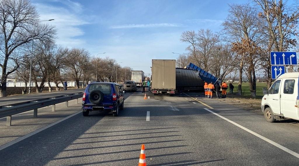 На Кубани столкнулись три грузовика: погиб один человек