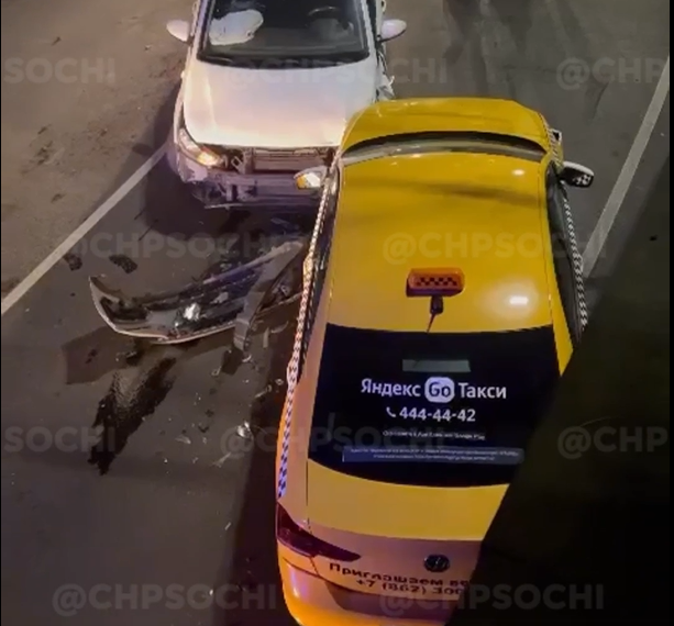 В Сочи 1 января легковушка столкнулась с такси