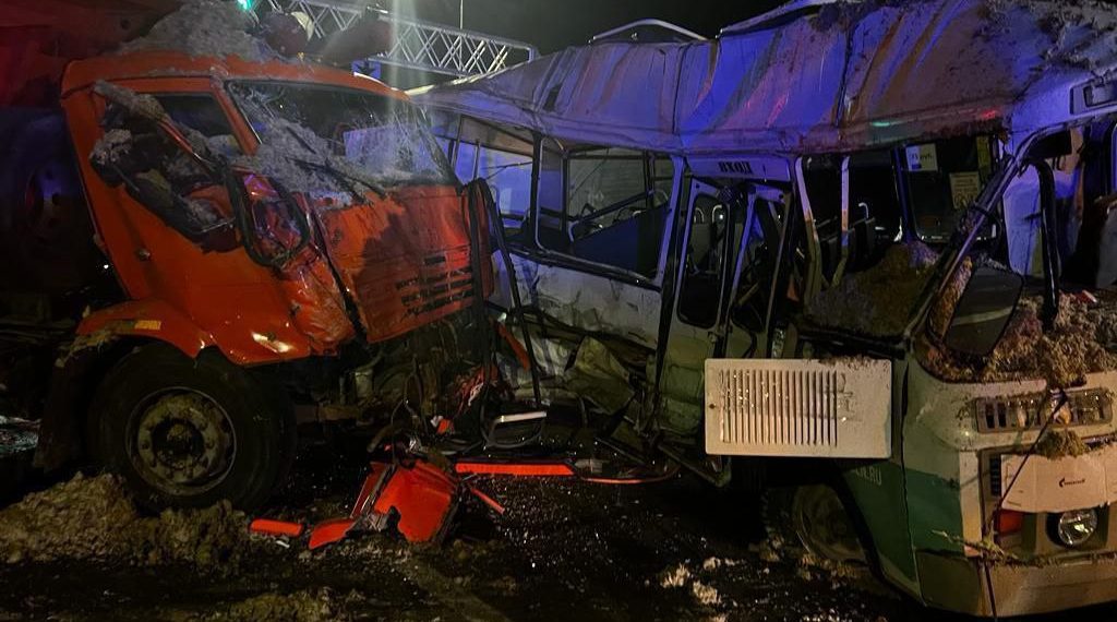 На Кубани автобус врезался в КамАЗ: погиб один человек