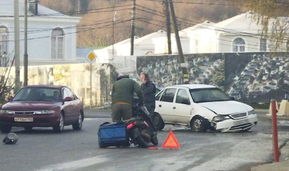 За несколько минут на одном и том же месте в Сочи произошло два ДТП