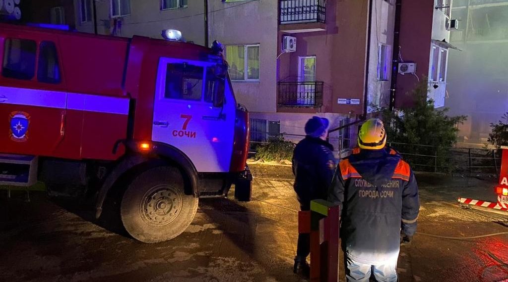 Жильцам горящего дома в Сочи предложили пункт размещения