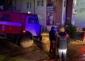 Жильцам горящего дома в Сочи предложили пункт размещения