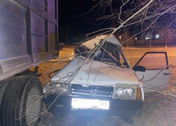 На Кубани «восьмерка» врезалась в КамАЗ: пострадали три человека