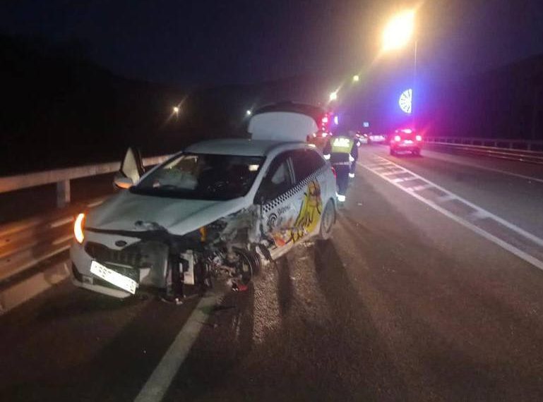 В Сочи таксист 3 января уснул за рулем и протаранил информационное табло