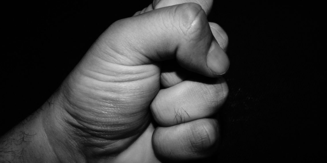 В Краснодаре мужчина избил девушку из-за прически