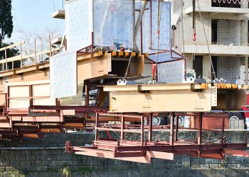 В Сочи монтируют секции моста «Волшебный лист»