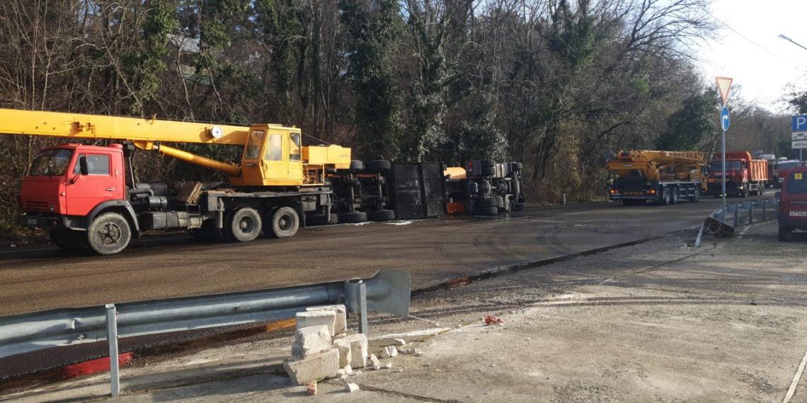 Два автокрана пригнали на трассу Джубга-Сочи для поднятия бензовоза