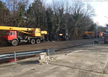 Два автокрана пригнали на трассу Джубга-Сочи для поднятия бензовоза