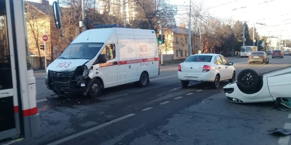 В Краснодаре «Лада Гранта» опрокинулась на крышу после ДТП с машиной скорой помощи