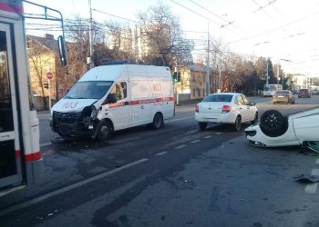 В Краснодаре «Лада Гранта» опрокинулась на крышу после ДТП с машиной скорой помощи