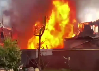 В Сочи горят 3 частных дома, площадь пожара составила почти 1000 кв. метров