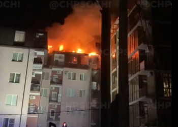 В Сочи произошел крупный пожар в многоэтажке на улице Тимирязева