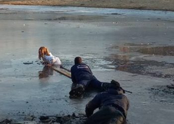 В Краснодаре из-подо льда вытащили 12-летнюю девочку