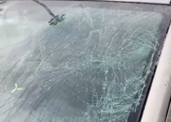 В Сочи глыба льда упала на проезжающий автомобиль