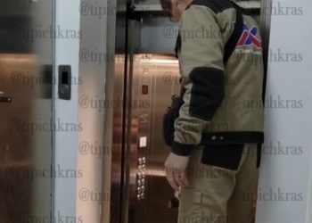 В Краснодаре девушке пришлось вылезать из застрявшего между этажами лифта