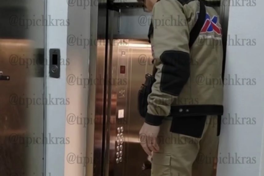 В Краснодаре девушке пришлось вылезать из застрявшего между этажами лифта