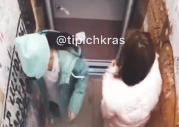 В Краснодаре две девочки намусорили и оплевали лифт