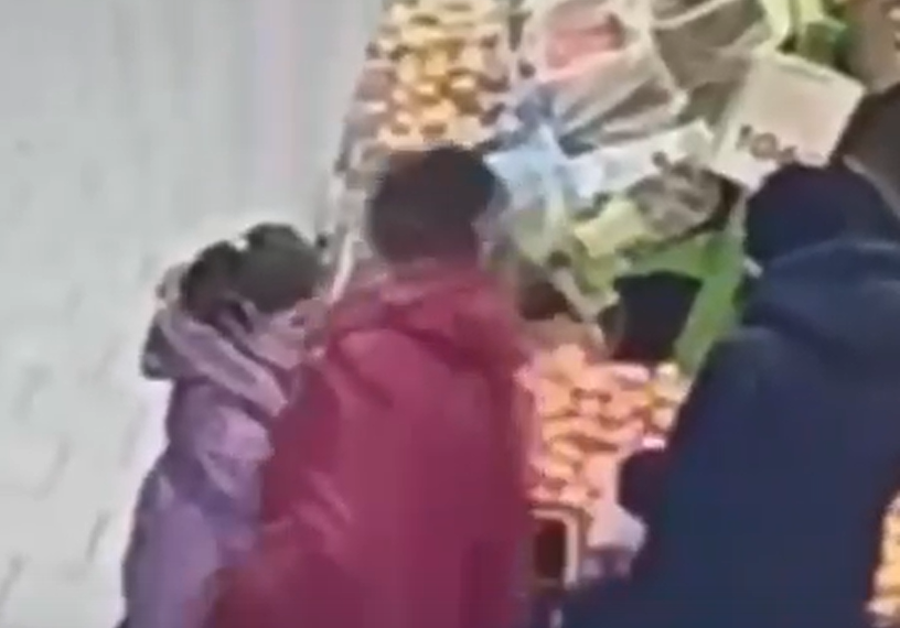 Эта женщина переплюнула самого Сталина: в Краснодаре дама харкает на детей и двери