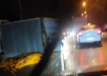 В Сочи на дороге перевернулась и вспыхнула «Газель», груженная мандаринами